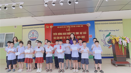 Chi hội Khuyến học trường Tiểu học Lê Ngọc Hân

Tổ chức biểu dương khen thưởng học sinh đạt giải các sân chơi trí tuệ

Năm học  2021- 2022

​